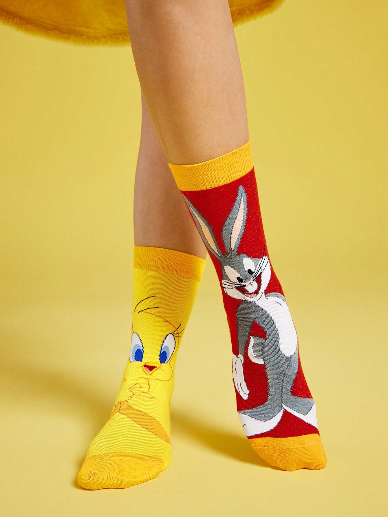 LOONEY TUNES X SHEIN 2 Pairs Women's Asymmetric Cartoon Pattern Color Block Mid-Calf Socks Multicolor