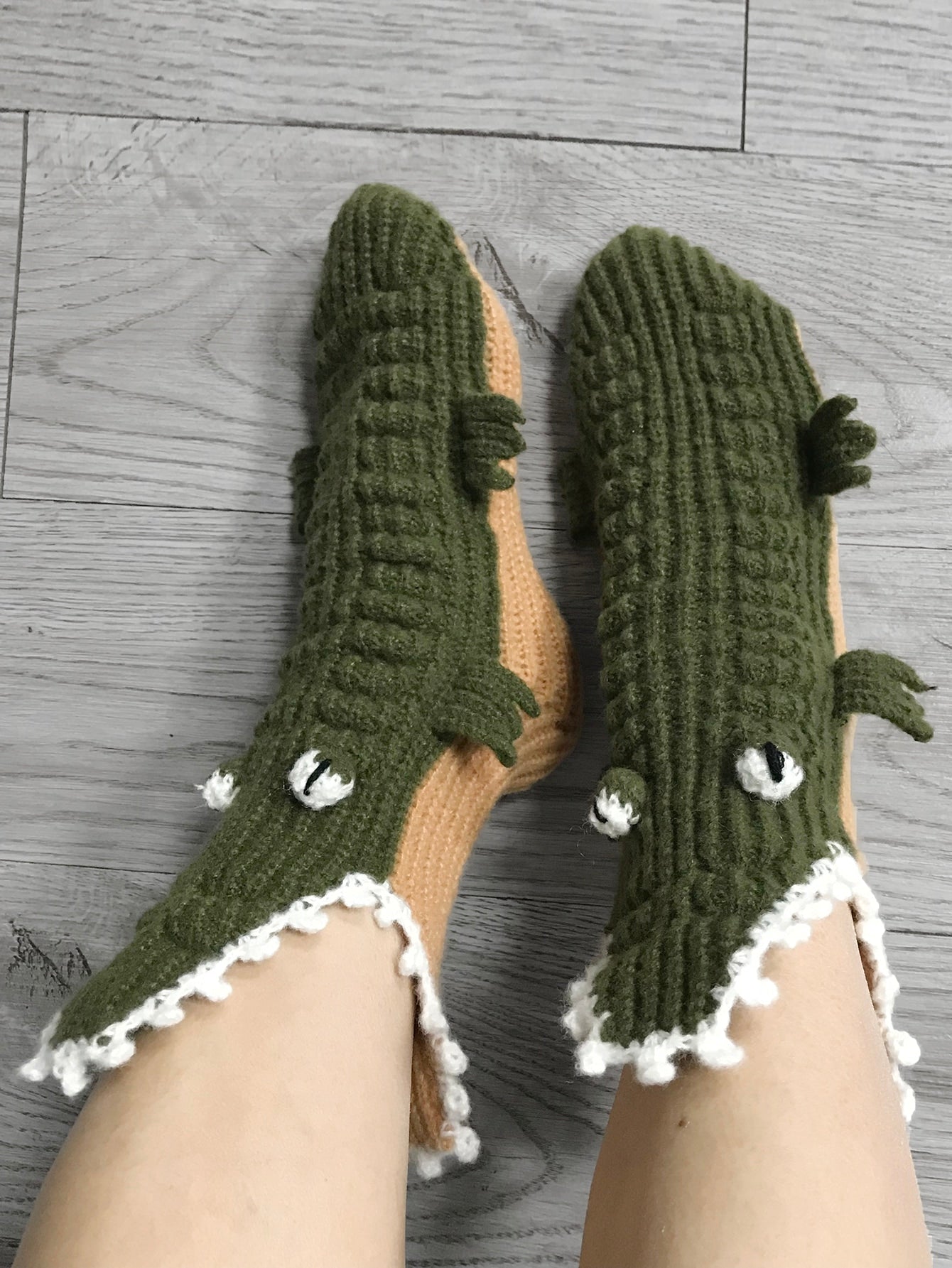 Cartoon Crocodile Design Crew Socks Green