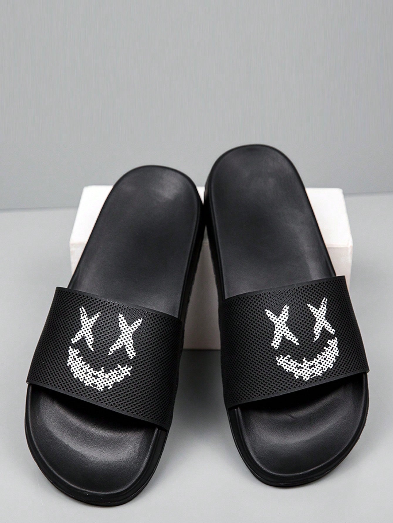 Teenagers Solid Color Foam Slippers With 3D Printed  Face Shoelace, Fashionable And Versatile Indoor/Outdoor Men Slippers Black and White